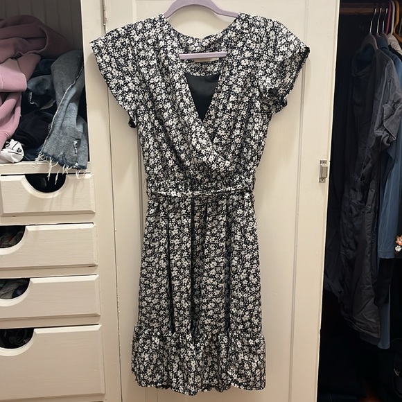 Cute flowy floral dress, a little longer than knee length - Picture 2 of 6